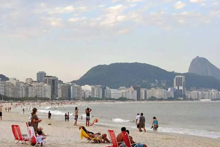 
	Orla de Copacabana: nesta segunda-feira, a temperatura no Rio chegou a 35 graus - menor do que as do fim de semana
 (Wikimedia Commons)