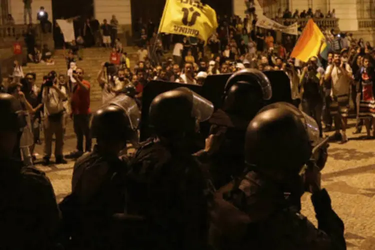 Tropa de choque da polícia entra em confronto com manifestantes durante o Dia Nacional de Lutas no Rio de Janeiro (Ricardo Moraes/Reuters)