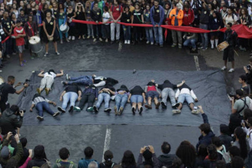 Movimento volta na quinta para frente do prédio de Cabral