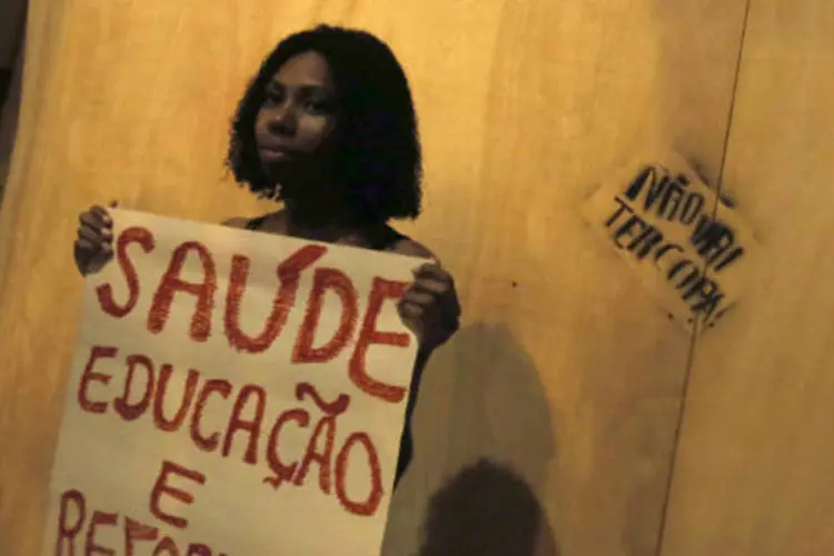 Os gritos "Resiste, Maré", "A favela tá na rua, Cabral a culpa é sua" e "Pula, sai do chão, quem é contra o Caveirão" foram repetidos diversas vezes durante a manifestação no Rio (REUTERS/Pilar Olivares)
