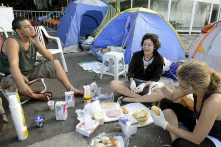 
	Em seguida outros quatro manifestantes, que disseram ser do grupo Ocupa Cabral, chegaram ao Pal&aacute;cio Guanabara e afirmaram que as pessoas que participaram da reuni&atilde;o com Cabral n&atilde;o representavam a vontade daqueles que permanecem acampados
 (REUTERS/Lucas Landau)