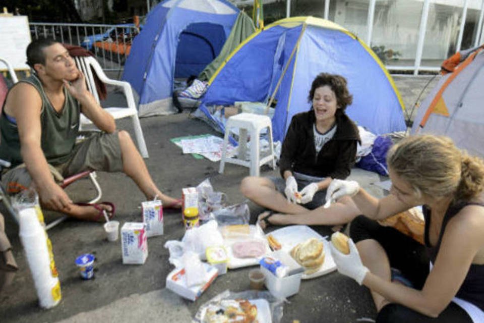 Sérgio Cabral se reúne com manifestantes acampados no RJ