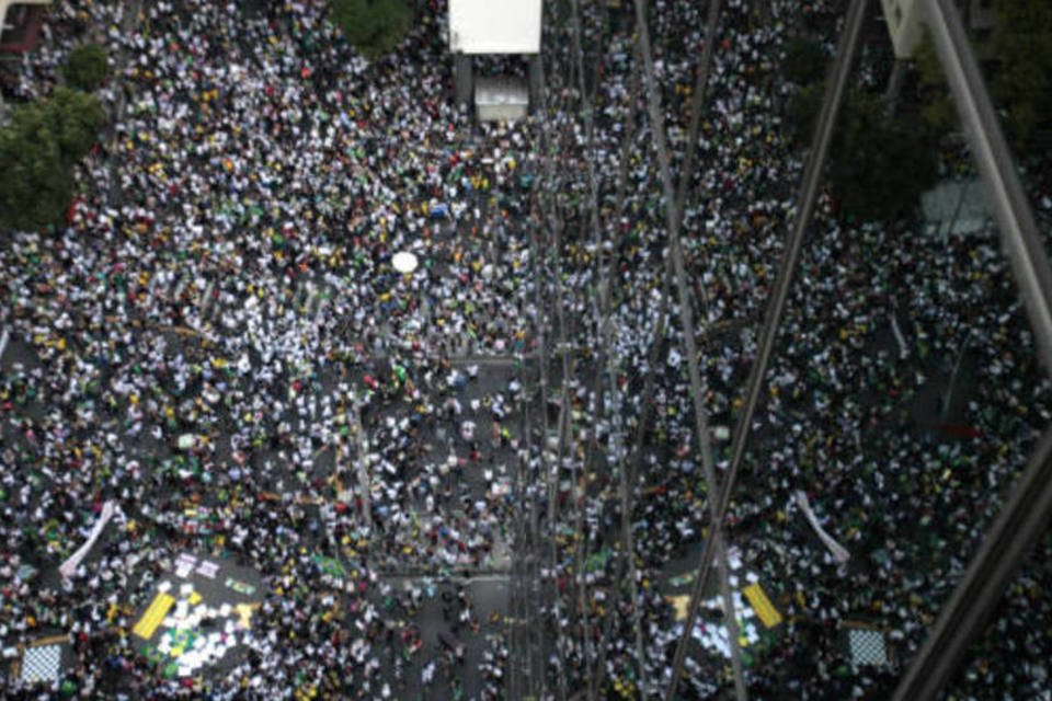 Governo é pressionado por protestos históricos