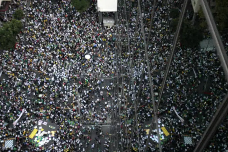 As manifestações foram mantidas mesmo após diversas cidades do país anunciarem o recuo no aumento da tarifa de transporte público, reivindicação que deflagrou a onda de protestos por todo o Brasil (REUTERS/Sergio Moraes)