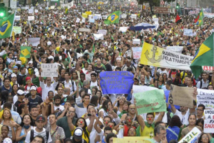 "O povo unido não precisa de partido", gritaram os manifestantes apartidários para um grupo que levava bandeiras do PSTU, do PCB e do PC do B  (REUTERS/Luciana Whitaker)