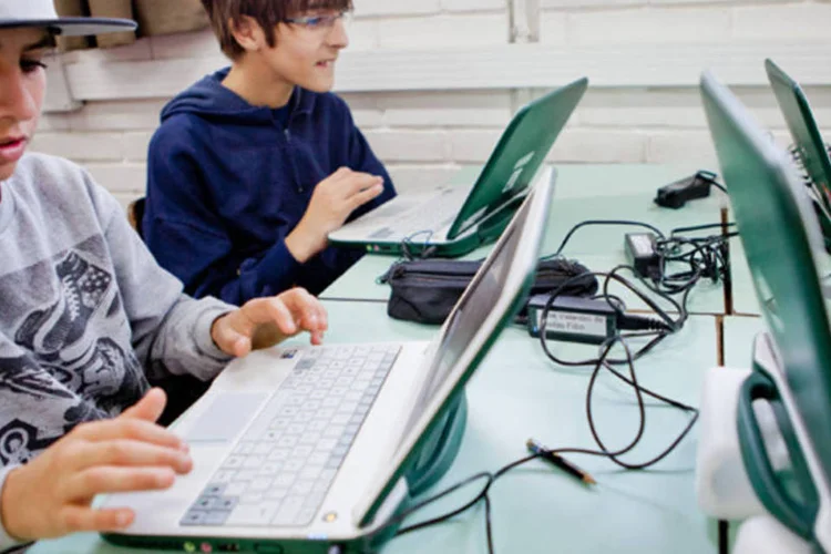 
	Alunos usando computador: as experi&ecirc;ncias com a digitaliza&ccedil;&atilde;o come&ccedil;aram a ser feitas no ano passado,&nbsp;com a distribui&ccedil;&atilde;o de tablets aos professores da rede p&uacute;blica (Divulgação/ Camila Domingues - Palácio Piratini)