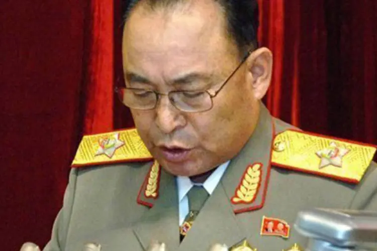 O chefe das forças armadas da Coreia do Norte, Ri Yong-ho, faz apresentação de informe em Pyongyang em abril de 2012
 (KCNA via KNS/AFP)
