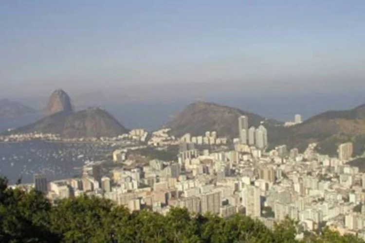 Horizonte cinza no Rio: além dos prejuízos ambientais, partículas em suspensão são um dos poluentes mais nocivos à saúde  (.)