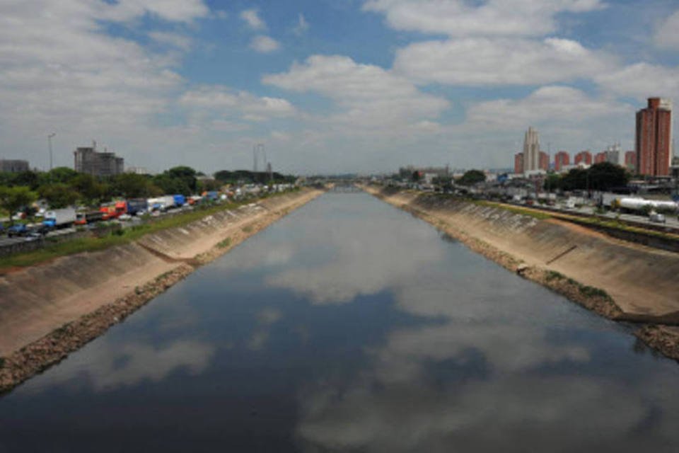 Gasolina de duto da Transpetro vaza e atinge Rio Tietê