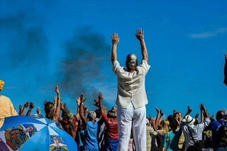 
	Cubanos participam de um ritual Maia em Havana: o tema seguir&aacute; estimulando grandes e lucrativas produ&ccedil;&otilde;es de Hollywood
 (Adalberto Roque/AFP)