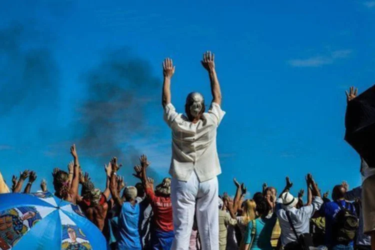 Cubanos participam de um ritual Maia em Havana: em 2012, a suposta profecia maia do fim do mundo, sugere que este tema é recorrente através dos séculos (©afp.com / Adalberto Roque)