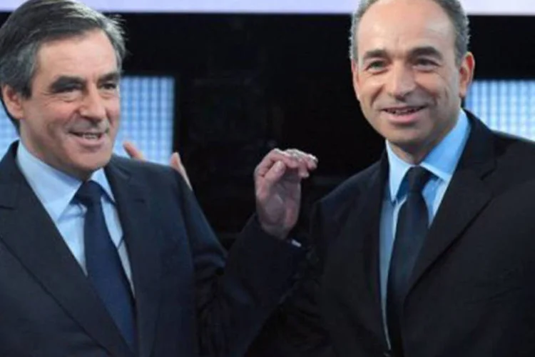 
	Jean-Fran&ccedil;ois Cop&eacute; (D) e Fran&ccedil;ois Fillon durante um debate televisionado em outubro 2012 em Paris: os dois indicaram vantagens na disputa
 (Miguel Medina/AFP)