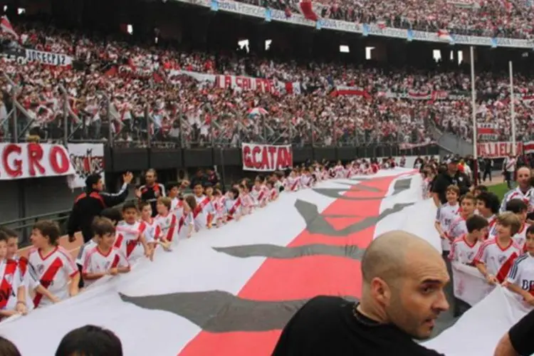 Os torcedores do River se dirigiam até o estádio Monumental para se juntarem às comemorações pela maior bandeira do mundo, com 7.829 metros (Divulgação/River Plate)