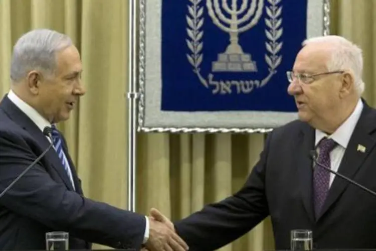 O presidente Reuven Rivlin (D) deu prazo adicional de 14 dias ao primeiro-ministro Benjamin Netanyahu para a formação do governo (Abir Sultan/AFP)