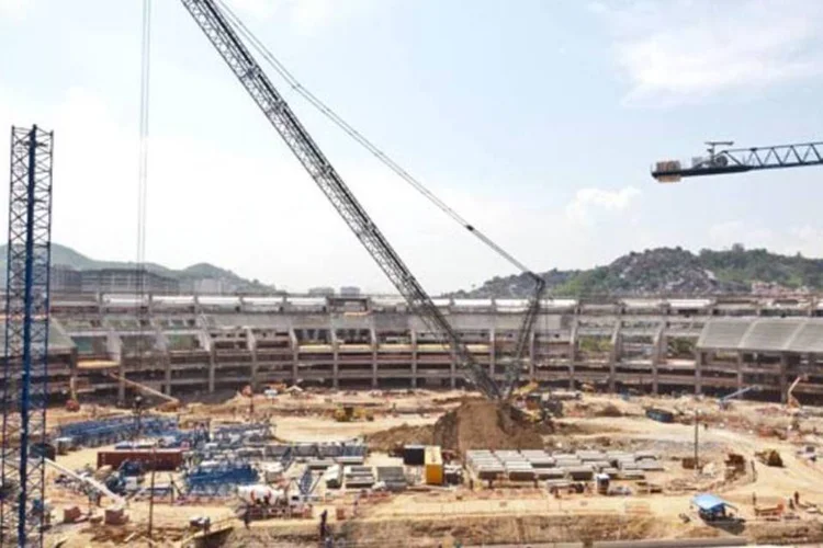 Novas arquibancadas estão sendo instaladas, e as obras do sistema de drenagem do campo estão em fase de conclusão (Monitoramento/Ministério do Esporte)