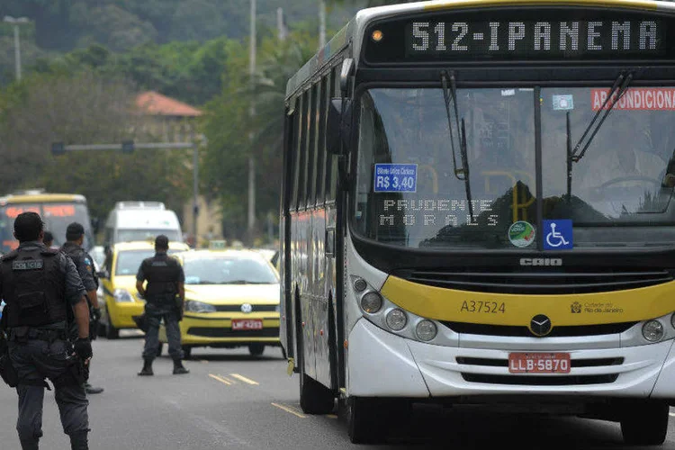 
	Opera&ccedil;&atilde;o Ver&atilde;o &eacute; antecipada no Rio de Janeiro: policiais revistam &ocirc;nibus com destino &agrave;s praias da cidade
 (Fernando Frazão/Agência Brasil)