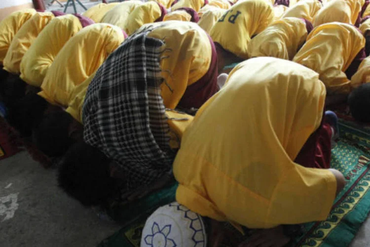 
	Mu&ccedil;ulmanos filipinos rezam durante o Ramad&atilde;: durante as horas de sol, o mu&ccedil;ulmano deve abrir m&atilde;o de comer, beber, fumar e ter rela&ccedil;&otilde;es sexuais
 (REUTERS/Romeo Ranoco)