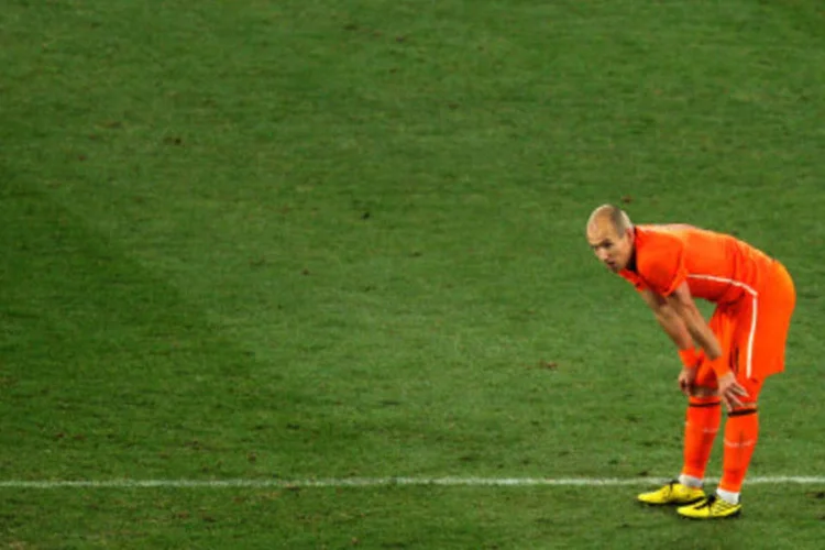 Arjen Robben se machucou durante preparação para a Copa do Mundo  (Getty Images/Cameron Spencer)