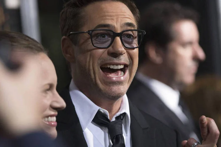 Robert Downey Jr. cruza os dedos em lançamento de "O Juiz" em Beverly Hills, em 1 de outubro. REUTERS/ (Mario Anzuoni/Reuters)