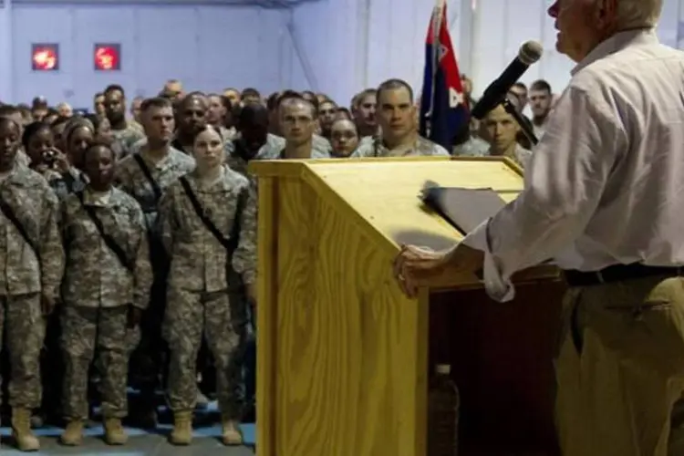 Gates, secretário da Defesa dos EUA, discursa para as tropas norte-americanas no Iraque (Getty Images)