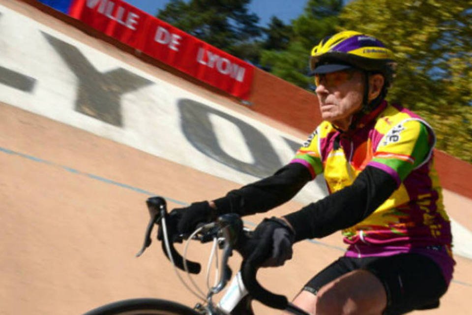 Com 102 anos, ciclista francês tenta quebrar próprio recorde