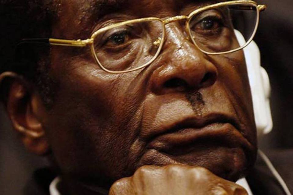 Mugabe aparece em público após rumores de que teria morrido