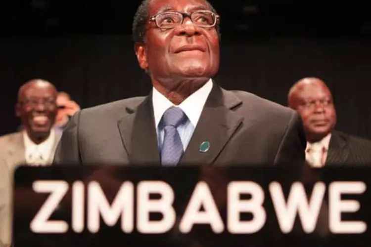 
	Sobre Mugabe recaem ainda as san&ccedil;&otilde;es aprovadas em 2002 pela UE, que o considera persona non grata, o proibiu de entrar no territ&oacute;rio comunit&aacute;rio e congelou todos os seus bens
 (Getty Images)