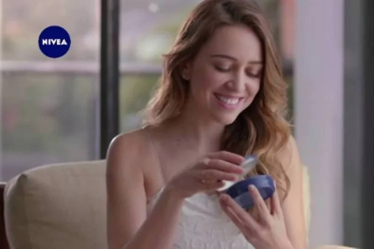 Nivea: a letra com tom emocional fala da tradição do creme da latinha azul (Reprodução/YouTube)
