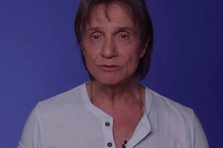 
	Roberto Carlos em trecho do v&iacute;deo &quot;Procure Saber&quot;: &quot;Roberto Carlos s&oacute; apareceu agora, quando da mudan&ccedil;a de tom. Apanhamos muito da m&iacute;dia e das redes, ele vem de Rei&quot;, escreveu Caetano
 (Reprodução/Yutube)
