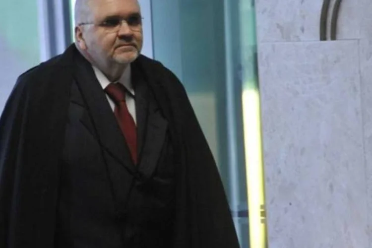 
	O procurador-geral da Rep&uacute;blica, Roberto Gurgel: Gurgel preferiu n&atilde;o comentar se a decis&atilde;o do Senado tem motiva&ccedil;&atilde;o pol&iacute;tica
 (José Cruz/Agência Brasil)