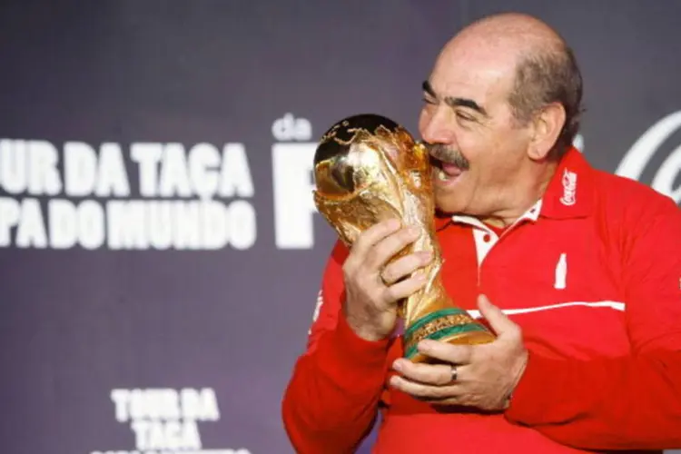 O ex-jogador Roberto Rivellino: o Troféu Jules Rimet era mais bonito, disse (AFP/Getty Images)