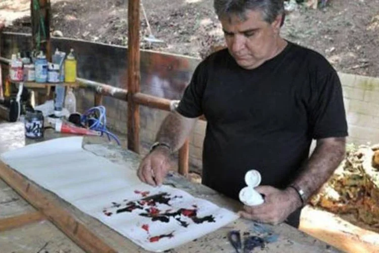 O ex-chanceler Roberto Robaina faz uma de suas pinturas: ele garante que não teve problemas para abrir seu negócio (Adalberto Roque/AFP)