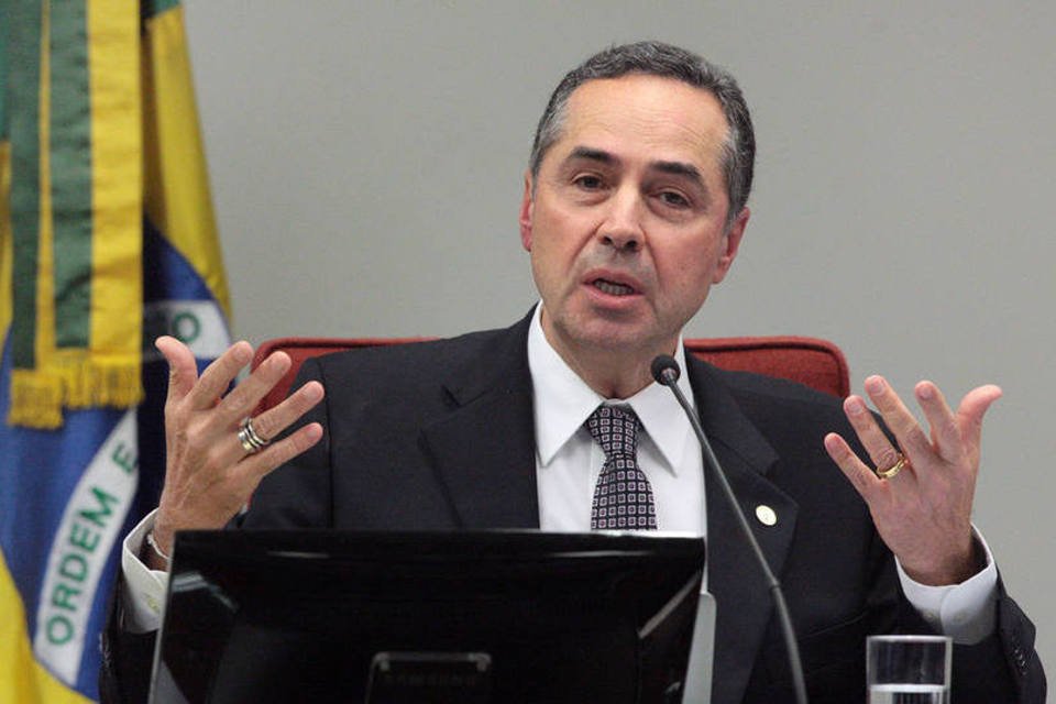 Ninguém usa o STF para barrar o jogo, diz Barroso sobre Jucá