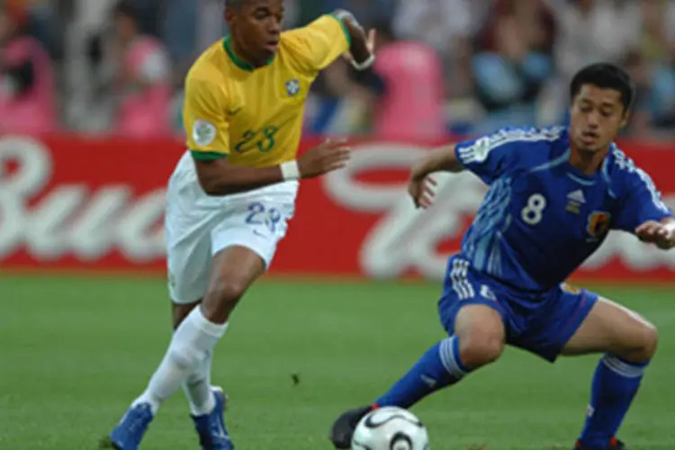 Robinho jogando pela seleção brasileira na Copa de 2006: hoje de volta ao Santos, craque tem nova chance de brilhar, na África do Sul (.)