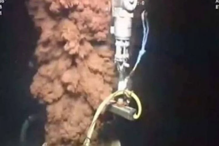 Imagem da BP mostra um robô tentando consertar o vazamento de petróleo no Golfo do México (.)