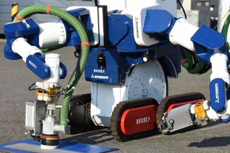 
	Fukushima: a m&aacute;quina possui dois bra&ccedil;os rob&oacute;ticos capazes de pegar e cortar res&iacute;duos, e outro bra&ccedil;o para agarrar as barras
 (Toru Yamanaka / AFP)