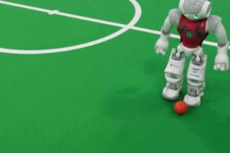 Robô joga futebol: maior desafio é desenvolver tipo de habilidade e de inteligência que atletas têm (DPA/AFP/Arquivos)