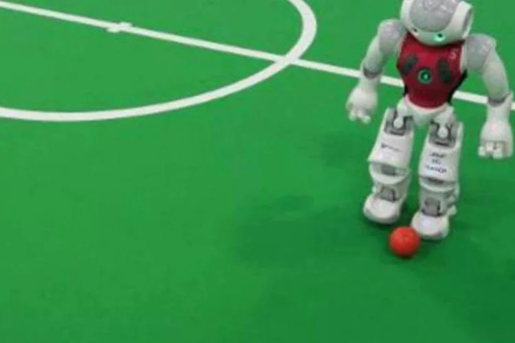 Robô joga futebol: maior desafio é desenvolver tipo de habilidade e de inteligência que atletas têm (DPA/AFP/Arquivos)