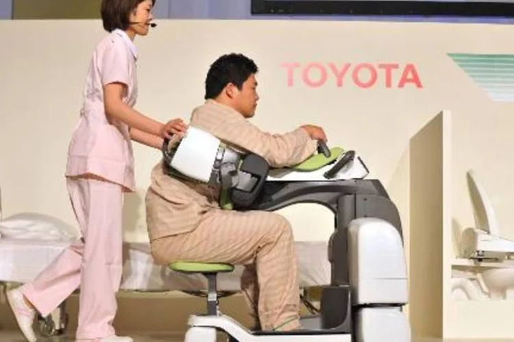  Professora faz uma demonstração, em Tóquio, de um protótipo de robô desenvolvido pela Toyota para ajudar pacientes com mobilidade reduzida (Kazuhiro Nogi/AFP)