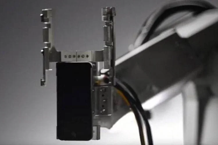 Liam: robô da Apple tem a missão de ajudar empresa a reaproveitar componentes  (Reprodução/YouTube)