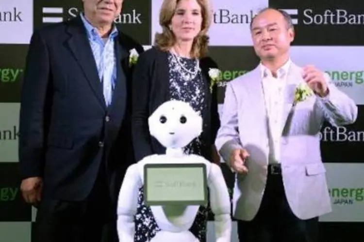 O robô Pepper: ele consegue acompanhar humanos entre 10 e 12 horas seguidas, segundo Son (AFP)