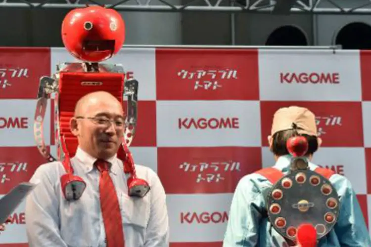 "Tomachan": robô pode ser colocado nas costas como se fosse uma mochila (YOSHIKAZU TSUNO/AFP)