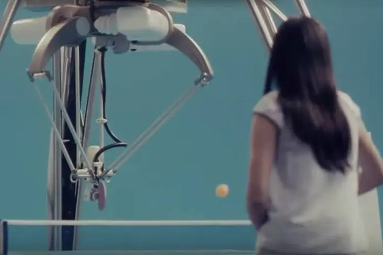 Robô jogando pingue-pongue: tamanho impressiona (Reprodução)