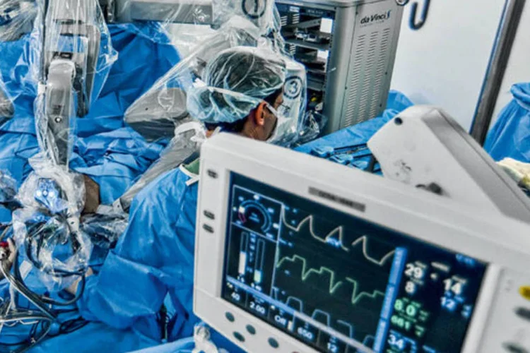 Médicos, no Hospital Albert Einstein, de São Paulo: cirurgia de retirada de próstata com o ajuda do robô Da Vinci (Ricardo Correa / VOCÊ S/A)