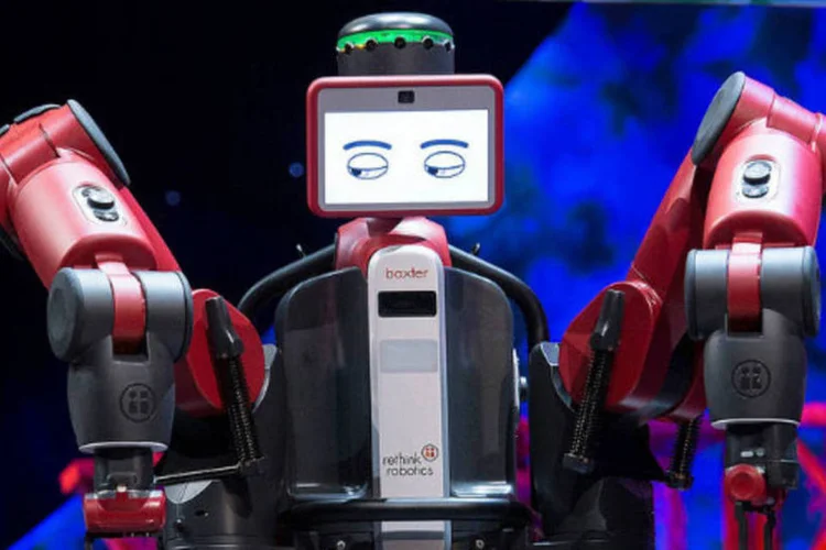 O robô Baxter, desenvolvido por Rodney Brooks, CTO da Rethink Robotics, é capaz até de receber instruções para pegar objetos (James Duncan Davidson/Divulgação)