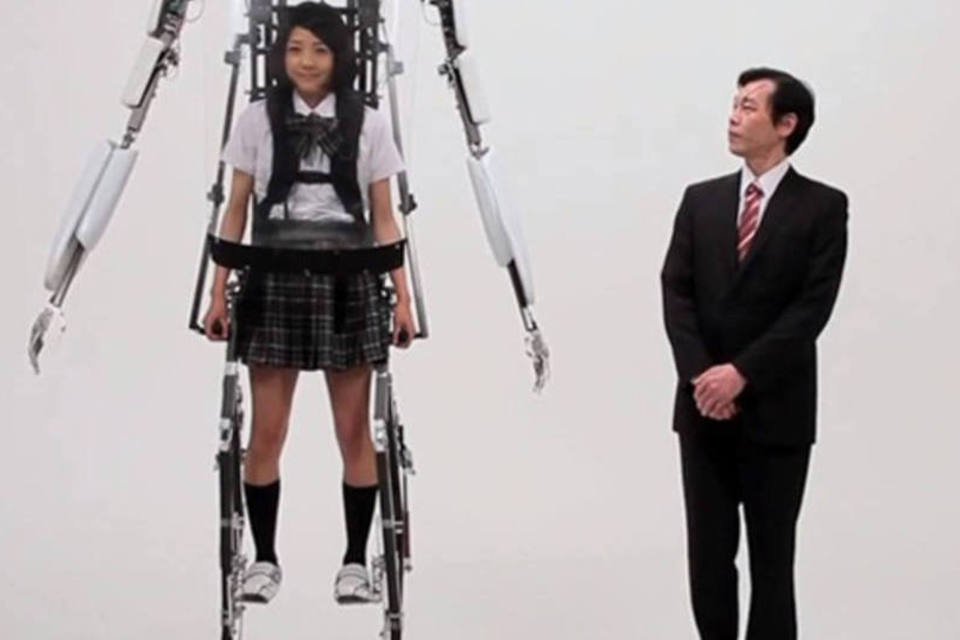 Em vídeo bizarro, exoesqueleto faz garota virar robô