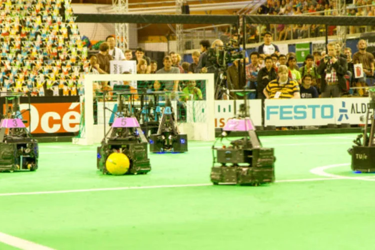 
	RoboCup 2013: nas partidas de futebol, participaram rob&ocirc;s livres de controle remoto
 (Reprodução/Flickr/RoboCup)