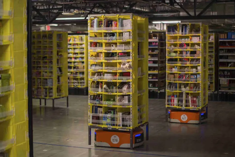 Robôs Kiva: robôs laranjas de 145 quilos, que se movimentam sobre rodas, demonstram como a Amazon adotou a tecnologia desenvolvida pela Kiva Systems (Noah Berger/Reuters)