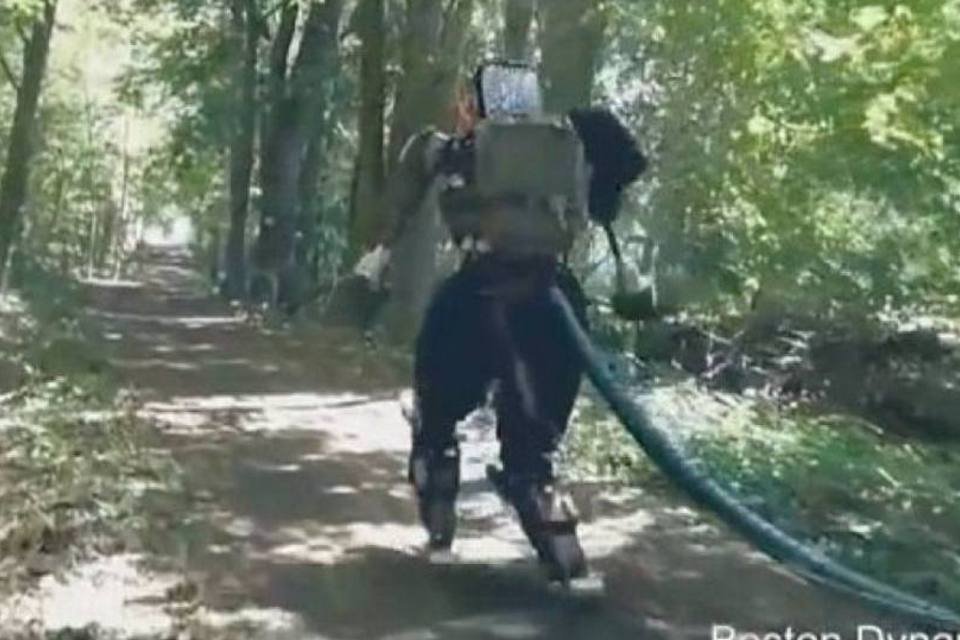 Vídeo mostra robô da Boston Dynamics andando pela floresta