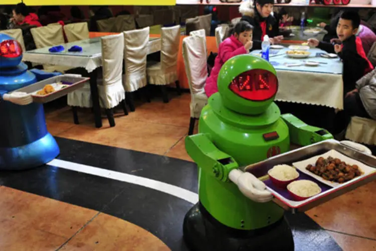 Robôs levam pratos a clientes em restaurante em Harbin, na província de Heilongjiang, na China (REUTERS/Sheng Li)